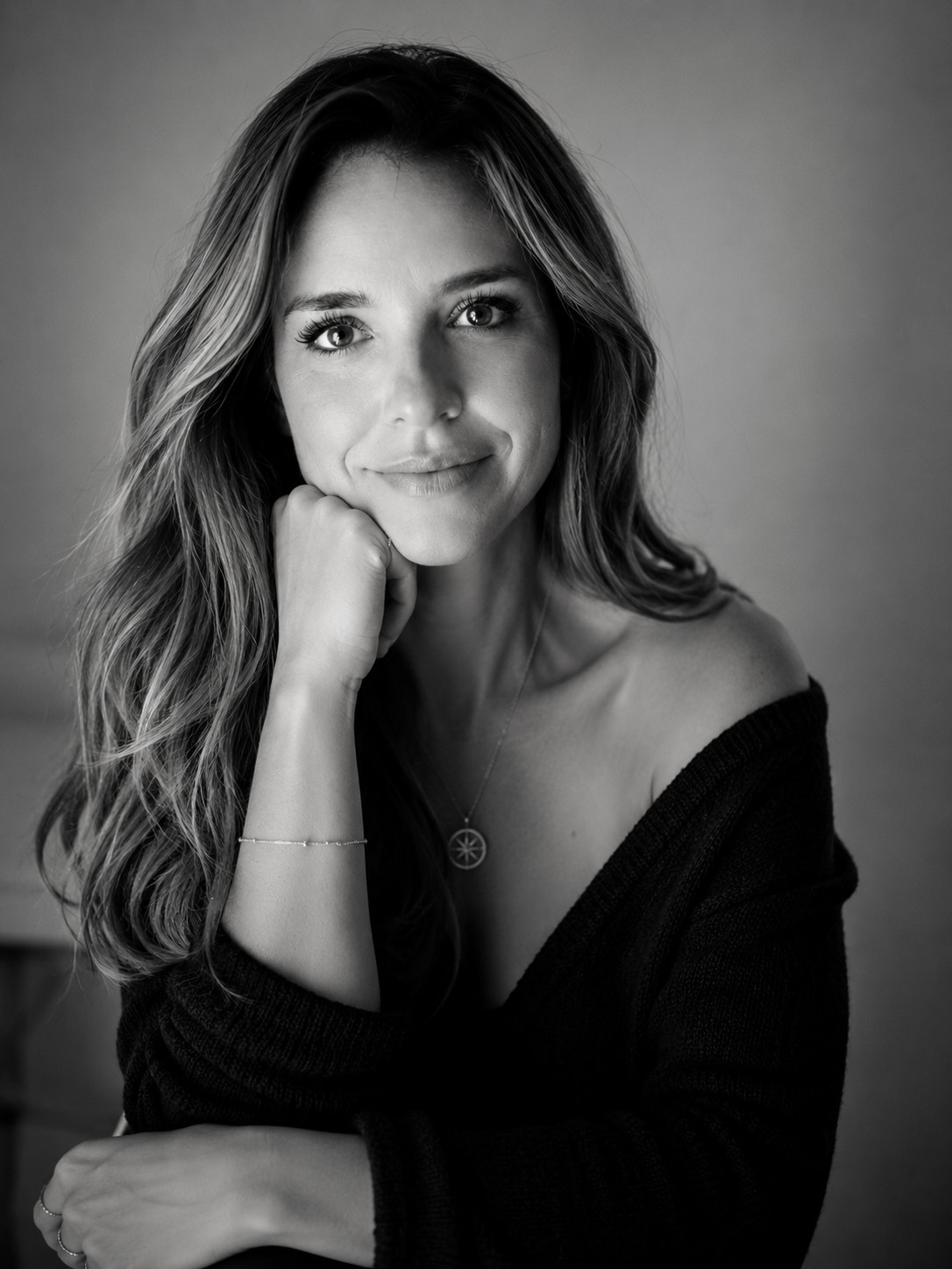 Retrato em preto e branco de Daniela Vivian, com expressão serena e acolhedora